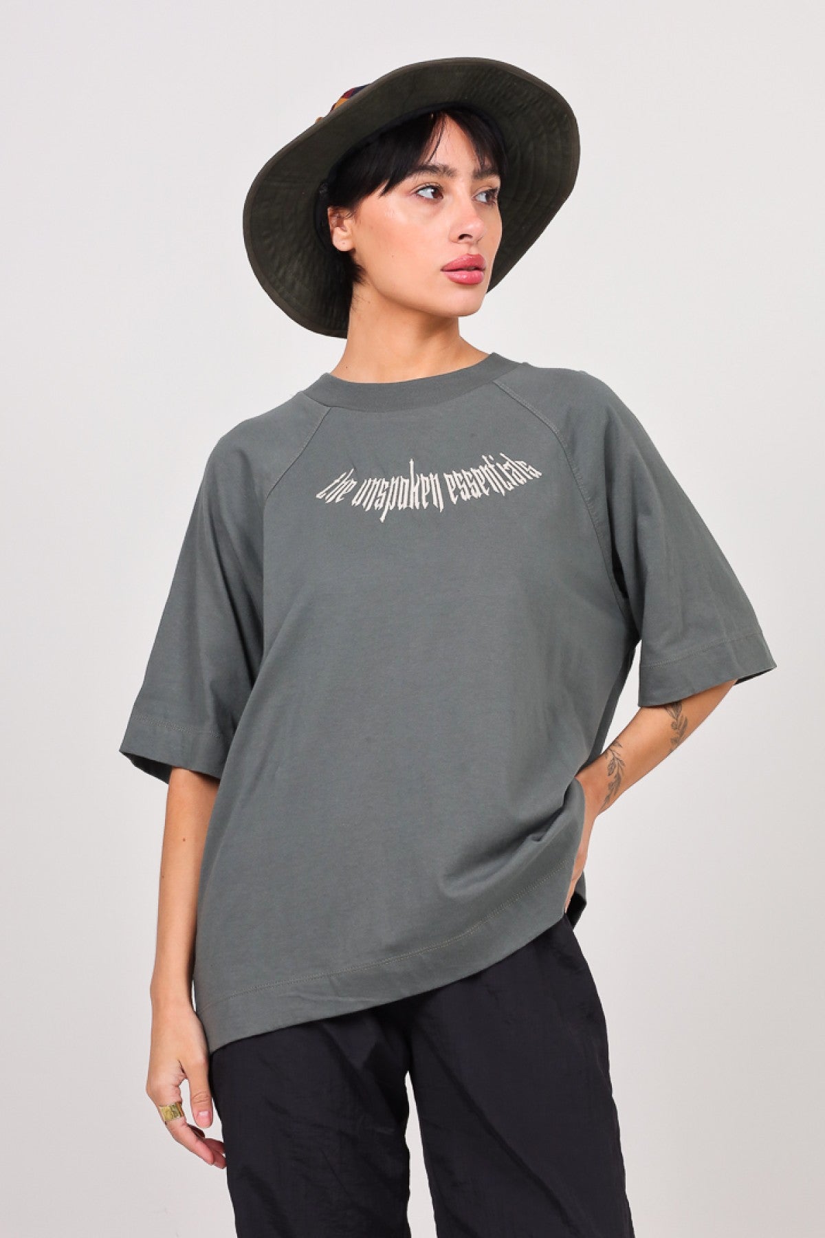 UNSPOKEN Remera F463